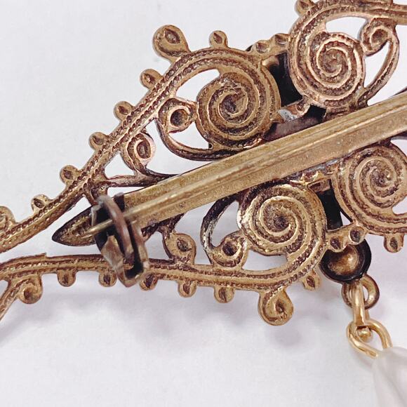Vintage 1950s Brass Filigree Brooch Faux Pearl Cluster Dangle Elegant Romantic - Picture 8 of 10